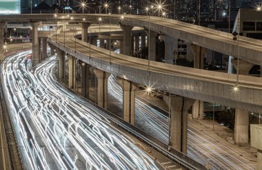 Bangkok, Tayland - 10 Ocak 2025 - Bangkok 'un kentsel çevre yolunda pek çok arabanın farlarının ve arka farlarının parlak ışık takip eden bir gece manzarası. Işık eğrisi çizgileri için uzun pozlama, metin için duvar kağıdı, poster ve boşluk olarak kullanın, 