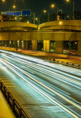 Bangkok, Tayland - 10 Ocak 2025 - Bangkok 'un kentsel çevre yolunda pek çok arabanın farlarının ve arka farlarının parlak ışık takip eden bir gece manzarası. Işık eğrisi çizgileri için uzun pozlama, duvar kağıdı olarak kullanın, Poster ve Boşluğu Kopyala.