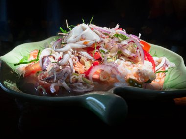 Seramik tabakta limon otlu (Tayland usulü baharatlı) baharatlı deniz ürünleri salatası. Duvar kağıdı olarak kullan, Poster ve Kopyala alanı, Seçici odak.