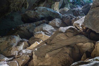 Uthai Thani, Tayland - 06 Aralık 2024 Hup Pa Tat Mağarası 'nın içindeki Stalagmitler' e kadar uzanan karmaşık güneş ışığı. Central Valley 'deki ünlü Uthai Thani seyahati. Duvar kağıdı, poster ve boşluk olarak kullanın..