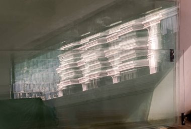 Bangkok, Tayland 23 Aralık 2024 - Çimento duvarına dayanan yansıtıcı cam üzerindeki modern yapı görüntüsü. Aynalı yüzeydeki binanın yansıması, bunu metin için duvar kağıdı, poster ve boşluk olarak kullanın, Seçici odak.