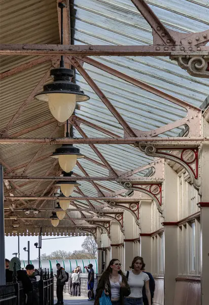 Windsor, İngiltere - 3 Nisan 2025 - Windsor & Eton Central 'da treni beklerken dinlendiler. Eski bir gölgelik, lambalar, seyahat fotoğrafları. Yaşam Tarzı, Duvar Kağıdı, Poster ve Kopyalama alanı olarak kullanın, Seçici odak.