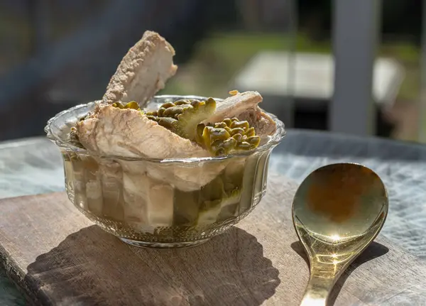 Kaynamış acı kabak çorbası (haşlanmış kavun çorbası) ve cam kasede pirinçten kaşıkla servis edilen domuz kaburgası. Metin için Duvar Kağıdı, Poster, Tasarım ve Boşluk olarak kullan, Seçili Odak.