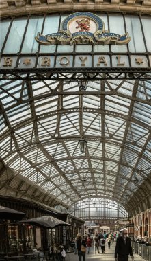 Windsor, İngiltere - 3 Nisan 2025 - Windsor Kraliyet Alışveriş Tesisi Windsor ve Eton Merkez İstasyonu 'ndaki Windsor Kalesi' ni ziyaret eden kalabalık. Windsor Kraliyet Alışveriş Kompleksi 'ne giden kişiler, bunu duvar kağıdı, poster olarak kullanın.