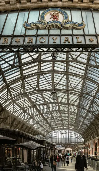 Windsor, İngiltere - 3 Nisan 2025 - Windsor Kraliyet Alışveriş Tesisi Windsor ve Eton Merkez İstasyonu 'ndaki Windsor Kalesi' ni ziyaret eden kalabalık. Windsor Kraliyet Alışveriş Kompleksi 'ne giden kişiler, bunu duvar kağıdı, poster olarak kullanın.