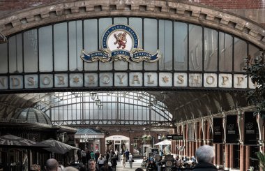 Windsor, İngiltere - 3 Nisan 2025 - Windsor Royal Shopping kompleksi Windsor ve Eton Central İstasyonu 'nun karşısındaki Windsor Kalesi' nde yer almaktadır. Windsor Kraliyet Alışveriş Kompleksini ziyaret eden kalabalık, bunu duvar kağıdı, poster ve 