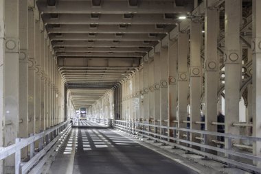 Newcastle, İngiltere - 11 Nisan 2025 - High Level Bridge 'e giden otobüs görüntüsü Viktorya dönemi metal işçiliğinin Tyne Nehri' ni Tyne ve Gateshead 'i Kuzey Doğu İngiltere' ye bağlayan bir yol ve demiryolu köprüsü olduğunu gösteriyor. Wallp 'ın olarak kullan.