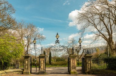 Newcastle, İngiltere - 13 Nisan 2025 - Wrought demir kapısının üzerindeki dökme demir lamba manzarası Leazes parkının girişine açıktır. Metin, Seçici odak için Duvar Kağıdı, Poster ve Boşluk olarak kullan.