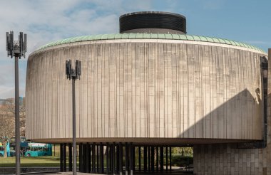 Newcastle, İngiltere - 14 Nisan 2025 - Newcastle Şehir Merkezi Binası 'ndaki belediye meclisinin beton kubbe kaplaması üzerindeki doku ve desenler. Newcastle Şehir Konseyi 'nin ana idari merkezidir. Bunu metin için duvar kağıdı, poster ve boşluk olarak kullanın.