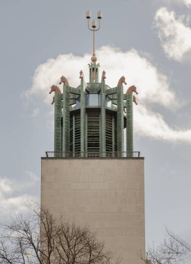 Newcastle, İngiltere - 14 Nisan 2025 - Carillon veya Bell kulesinin mimarisi 12 büyük ve 8 küçük deniz atı ile Tyne Newcastle Şehir Merkezi 'nde. Metin, Seçici odak için Duvar Kağıdı, Poster ve Boşluk olarak kullan.