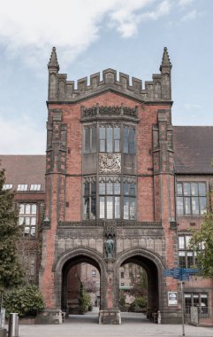 Newcastle, İngiltere - 14 Nisan 2025 - Newcastle Üniversitesi 'nin gökyüzü geçmişi olan Kral Edward VII Binası. Kemerler - Newcastle Üniversitesi kampüsünün girişinde duran ikonik bir yapı, Duvar kağıdı olarak kullanın,