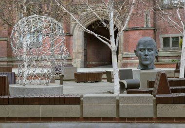 Newcastle, İngiltere - 14 Nisan 2025 - Öğrenci Forumunun Başkanı Nesil. Corten Steel ile insan ve endüstriyel üretimin farklı dönemlerini temsil ediyor. Endüstride ve Çelik Kafa 'da daha sonraki gelişmeler modern rakama benziyor.