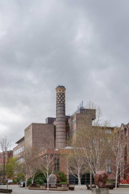 Newcastle, İngiltere - 14 Nisan 2025 - The Boiler House 'un dış görünüşü ve Newcastle Üniversitesi' nde gökyüzü arka planına sahip baca. Emerson Mağara Tüneli 'ne (pervane testi ve hidrodinamik araştırma tesisi) ev sahipliği yapan bina,
