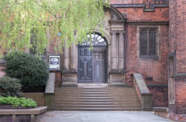 Newcastle, İngiltere - 14 Nisan 2025 - Hatton Galerisi Girişi Newcastle şehir merkezindeki Newcastle Üniversitesi kampüsündedir. Metin, Seçici odak için Duvar Kağıdı, Poster ve Boşluk olarak kullan.