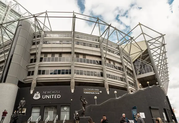 Newcastle, İngiltere - 13 Nisan 2025 - St.James Park Stadyumu 'nun mimari dış görünüşü Newcastle United futbol kulübünün stadyumuna ev sahipliği yapmaktadır. Metin, Seçici odak için Duvar Kağıdı, Poster ve Boşluk olarak kullan.