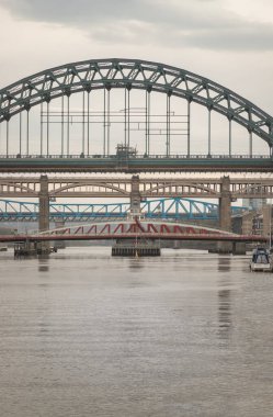Newcastle, İngiltere - 12 Nisan 2025 - Tyne köprüsü, Swing köprüsü ve Tyne Nehri 'ni Tyne ve Gateshead' i Kuzey Doğu İngiltere 'ye bağlayan yüksek seviyeli köprüyle Newcastle' ın muhteşem manzarası gün batımından önce. Metin için boşluk.