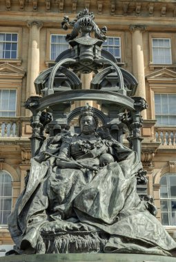Newcastle, İngiltere - 13 Nisan 2025 St. Nicholas Meydanı 'nda Kraliçe Victoria' nın abartılı bronz heykeli. Yaşlı Kraliçe Victoria 'nın heykeli, heykeltıraş Alfred Gilbert' in eseridir. Pembe granit bir tabanda özenle hazırlanmış bir gölgelikle tahtta oturmaktadır..