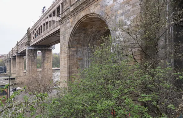 Newcastle, İngiltere - 12 Nisan 2025 - Yüksek Seviye Köprü (Railway viyaduct) Newcastle 'ı Tyne ve Gateshead' e bağlayan Tyne Nehri boyunca uzanan yol ve demiryolu köprüsü. Metin için boşluk.