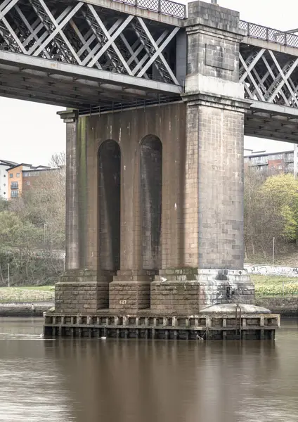 The King Edward VII Bridge (Demiryolu viyadükü), Tyne Nehri 'ni Tyne üzerinde Newcastle ve Gateshead arasında İngiltere' nin kuzeydoğusunda bulunan demiryolu köprüsü. İngiltere 'nin son büyük demiryolu köprüsü olarak tanımlandı.