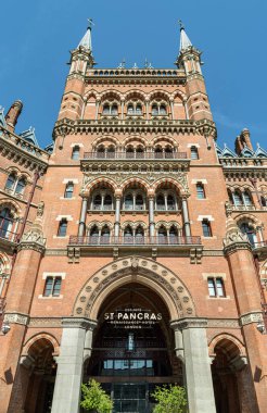 Londra, İngiltere - 11 Nisan 2025 - St. Pancras Rönesans Oteli 'nin Kings Cross' ta yer aldığı Gotik binanın manzarası ve dış girişi. Midland Grand Hotel 'deki Viktorya dönemi mimarisi cephesini duvar kağıdı, poster ve uzay olarak kullanın..