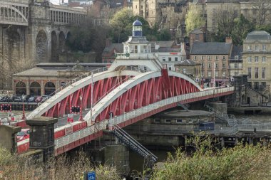 Newcastle, İngiltere - 11 Nisan 2025 - İngiltere 'nin kuzeydoğusundaki Newcastle Upon Tyne' da tarihi binalarla Tyne Nehri 'ni kaplayan Iconic Swing Köprüsü veya Swing Köprüsü manzarası. Yaya köprüsü, boşluğu kopyala.