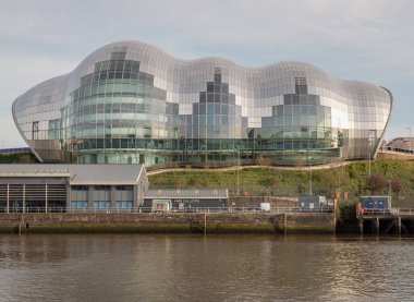 Newcastle, İngiltere - 11 Nisan 2025 - The Glasshouse International Centre for Music veya Sage Gateshead 'in Tyne Nehri kıyısındaki dış görüntüsü. Modernist fütürist cam bina, Newcastle 'da Tyne üzerine kurulu bir konser salonu ve kültür merkezi.
