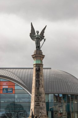 Newcastle, İngiltere - 14 Nisan 2025 - Arka planda Haymarket olan Güney Afrika Savaşı anıtı. Duvar kağıdı olarak kullan, Poster ve Kopyala alanı, Seçici odak.