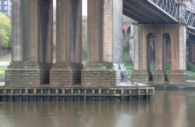 Newcastle, İngiltere - 12 Nisan 2025 - King Edward VII Köprüsü 'nün temel sütunları ve çelik kiriş inşaatı (Railway viyaduct) İngiltere' nin kuzeydoğusunda bulunan Newcastle ve Gateshead arasındaki Tyne Nehri 'ne uzanan bir demiryolu köprüdür.