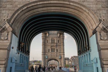 Londra, İngiltere - 27 Nisan 2025 - Arkaplanda gökyüzü olan Iconic Tower Bridge 'in çarpıcı görüntüsünü ziyaret eden bir kalabalık. Ünlü Kule Köprüsü, Londra 'daki Bascule Köprüsü' dür. Duvar kağıdı, Poster ve Kopyalama alanı olarak kullanın. Seçici odak noktası.