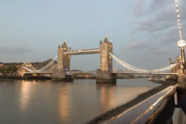 Londra, İngiltere - 27 Nisan 2025 - Arkasında gökyüzü olan Iconic Tower Bridge 'in gün batımı görüntüsü. Ünlü Kule Köprüsü, Londra 'nın Bascule Köprüsü' dür. Duvar kağıdı, poster ve boşluk olarak kullanın..