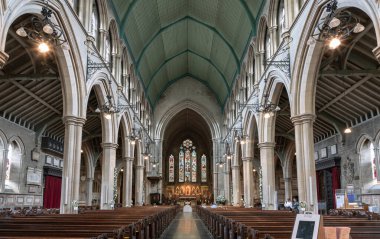 Londra, İngiltere - 27 Nisan 2025 - Kensington High Caddesi 'ndeki St. Mary Abbot Kilisesi' nin iç mekânının çarpıcı görüntüsü. Birleştirilmiş neo-gotik ve erken İngilizce stillerinin mimarisi, metin, seçici odak için duvar kağıdı, poster ve boşluk olarak kullanın