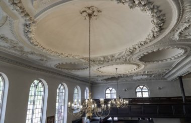 Royal Tunbridge Wells, İngiltere - 29 Nisan 2025 - Kral Şehit Charles Kilisesi 'nin tavanında avize asılı iç mimari görkemi beş kubbeli ve cam pencereli alçıdan yapılmıştır. Duvar kağıdı, poster ve boşluk olarak kullan.