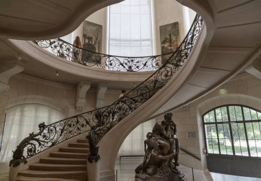 Fransa, Paris - Mayıs 03, 2025 - Petit Palas 'taki Süslü Demir Merdiven Tırabzanı ve Bronz Heykel 