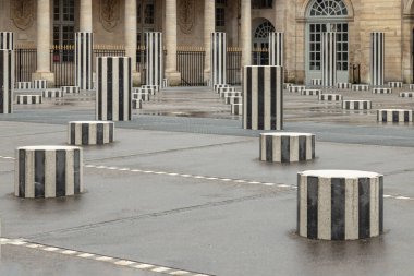 Palais Royal 'in onur bahçesine yerleştirilen Burens Sütunları (iki tepsi), Çağdaş Sanat 260 siyah ve beyaz çizgili sütundan yapılmıştır, tüm sütunlar bodrumda kök salmaktadır ve farklı yüksekliklerde, özellikle ritmde ortaya çıkarlar.