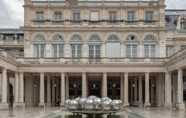 Fransa, Paris - 3 Mayıs 2025 - Palais Royal 'in önündeki Fontaines de Pol Bury' de (La Fontaine des Spheres) 10 paslanmaz çelik kürenin görüntüsü. Metin, Seçici odak için Duvar Kağıdı, Poster ve Boşluk olarak kullan.