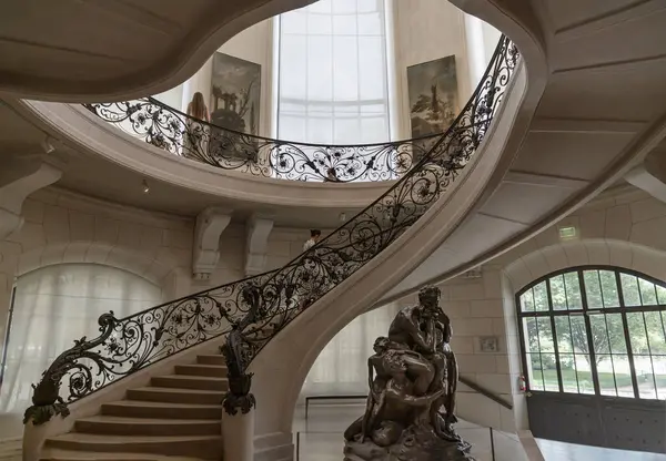 Fransa, Paris - Mayıs 03, 2025 - Petit Palas 'taki Süslü Demir Merdiven Tırabzanı ve Bronz Heykel 
