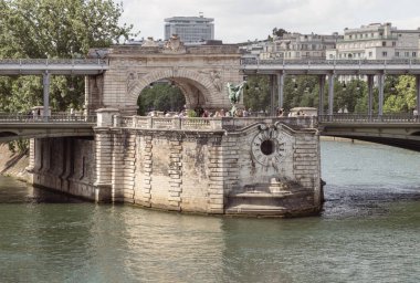 Fransa, Paris - 3 Mayıs 2025 - Paris 'teki Fransa Rönesansı heykelleri ile Pont de Bir Hakeim köprüsünün çarpıcı manzarası. Metin, Seçici odak için Duvar Kağıdı, Poster ve Boşluk olarak kullan.