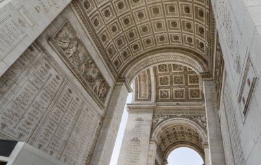 Fransa, Paris - Mayıs 03, 2025 - Ünlü Zafer Takı 'nın kemerinin altındaki süslü taş oymaların çarpıcı detayları. Paris 'in ikonik turistik mimari simgesi, bunu metin için duvar kağıdı, poster ve boşluk, seçici odak noktası olarak kullanın.