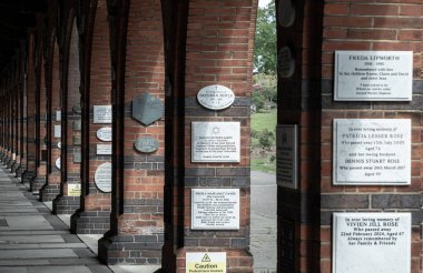 Londra, İngiltere - 08 Mayıs 2025 - Golders Green Krematoryumu 'ndaki bir tarihi bina ve kemerler Perspective of Red brick sütunlar ve kemerler Hoop Lane' de açılan ilk krematoryum oldu. Metin için duvar kağıdı, poster ve boşluk olarak kullan.