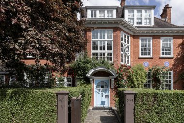Londra, İngiltere - 8 Mayıs 2025 - Sigmund Freud 'un son evi şimdi Hampstead, Londra' daki Freud Müzesi. Londra Hampstead 'deki Freud Müzesi' nin girişi psikanalizci, psikanalizin kurucusu. Duvar kağıdı, poster ve boşluk olarak kullan