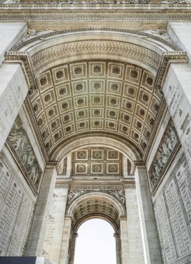 Fransa, Paris - Mayıs 03, 2025 - Ünlü Zafer Takı 'nın kemerinin altındaki süslü taş oymalarının görkemli detayları. Paris 'in ikonik turistik mimari simgesi. Duvar kağıdı, poster ve kopya alanı, seçici odak noktası olarak kullanın..
