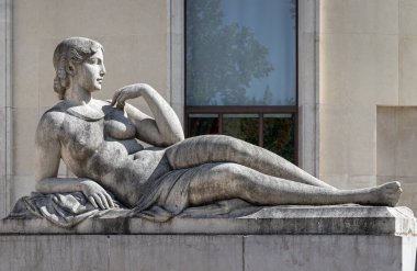 Fransa, Paris - Mayıs 03, 2025 - Muse d 'art oderne de Paris' te Auguste Guenot tarafından oyulmuş Yalancı Nymph. Femme allongee nue en pierre blanche Main sur l 'epaule, Fontaine du Palais de Tokyo heykeli, Paris, Ile de France, Duvar kağıdı olarak kullanın, Poster