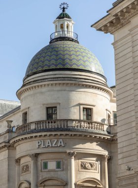 Londra, İngiltere - 13 Mayıs 2025 - Londra Plaza Tiyatrosu 'nun mimari ihtişamı şimdilerde Londons lüks Apollo Sineması (Vue Cinemas) ile Aşağı Regent Caddesi Londra' nın kubbeli çatısı. Metin için duvar kağıdı, poster ve boşluk olarak kullan.