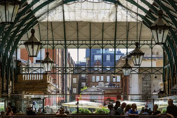 Londra, İngiltere - 13 Mayıs 2025 - Covent Garden Market Salonu 'ndaki Apple pazarının tavanında lambalar olan klasik cam çatı. Metalik çerçeve çatısı tavan lambasıyla görünümü, bunu duvar kağıdı, poster ve boşluk kopyalama aracı olarak kullanın.