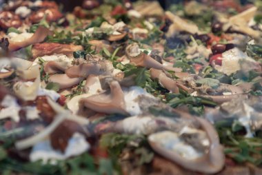 Pesto, patlıcan, peynir, jambon ve mantarlı pizza yakın plan. Metin, Seçici odak için Duvar Kağıdı, Poster ve Boşluk olarak kullan.