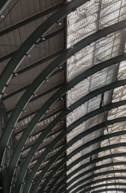 Londra, İngiltere - 13 Mayıs 2025 - Covent Garden Market Salonu 'nun tavanında cam çatı ve ampullerle mimari Greko-Romen tarzı. Metalik çerçeve kemer çatısını görüntüle, metin için duvar kağıdı, poster ve boşluk olarak kullan, Seçici odak.