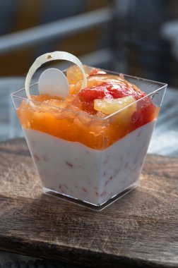 Ev yapımı greyfurt kremalı yoğurt, sulu greyfurtlarla dolu, üzerinde taze segmentler ve ezilmiş jöle parıltısı keskin, kremalı ve ferahlatıcı bir denge sağlar. Tatlı ya da ekşi tatlı. Duvar kağıdı, poster ve kopyalama alanı olarak kullanın..