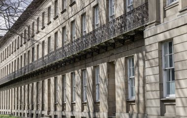 Leazes Terrace, Newcasle 'da demirden parmaklıkları, balkonları ve cam pencereleri olan, Newcastle şehrinin merkezinde bir avluyu çevreleyen, uzun bir ev meydanıdır. Gürcistan evleri.