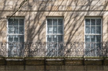 Leazes Terrace 'ın çarpıcı manzarası Newcasle' da demirden parmaklıkları, balkonları ve cam pencereleri olan uzun bir ev meydanı, Newcastle şehrinin merkezinde bir avluyu çevreleyen I sınıfı bir binadır. Gürcistan evleri