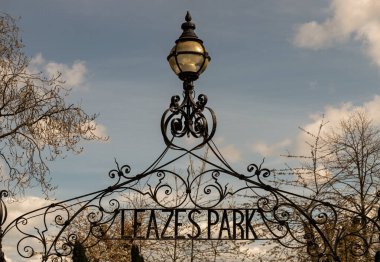 Newcastle, İngiltere - 13 Nisan 2025 - Wrought demir kapısının üzerindeki dökme demir lamba manzarası Leazes parkının girişine açıktır. Metin, Seçici odak için Duvar Kağıdı, Poster ve Boşluk olarak kullan.